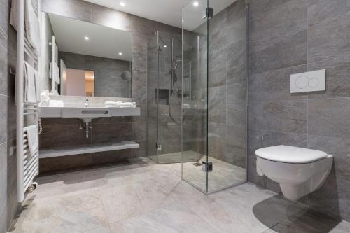 e bagno con doccia, servizi igienici e lavandino. di 3 Raum Wohnung Exklusiv a Schulenberg im Oberharz