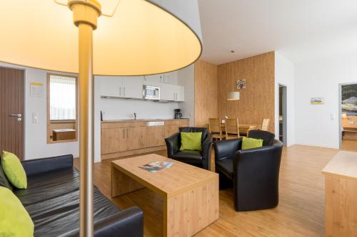 sala de estar con mesa y sillas y cocina en 3 Raum Ferienwohnung Premium, en Schulenberg im Oberharz