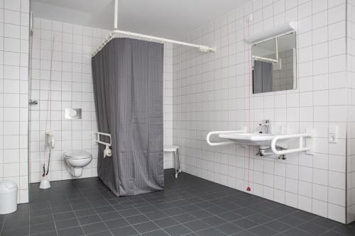 ein Bad mit einer Dusche, einem Waschbecken und einem WC in der Unterkunft Europa-Haus-Bocholt - Bett & Bike in Bocholt