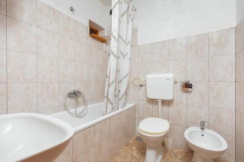 比耶拉的住宿－Private En Suite Room Matkovic. Kotor Bay，浴室配有卫生间、盥洗盆和浴缸。