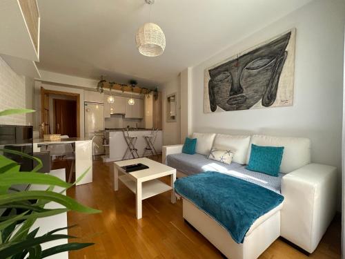 sala de estar con sofá y mesa en Los Amantes de Teruel con Parking Privado Incluido en Teruel