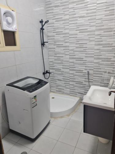 a bathroom with a toilet and a sink and a tub at شقة عائلية -ليست فندقية- 8 دقائق بالسيارة للحرم أو قباء - in Medina