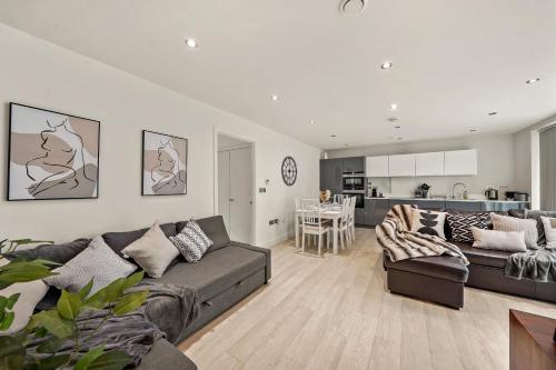 Il comprend un salon avec un canapé et une cuisine. dans l'établissement Modern 2 Bed Apartment By Station Square, à Cambridge