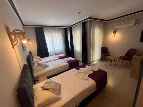 una habitación de hotel con 2 camas en una habitación en Hotel Lunay, en Antalya