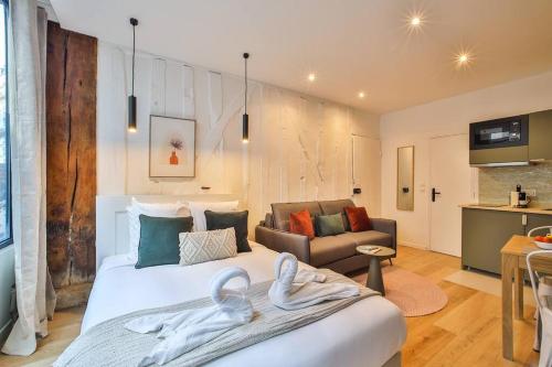 une chambre avec un lit et un salon dans l'établissement Studio 2pers#Mouffetard#Port-Royal#La Sorbonne, à Paris