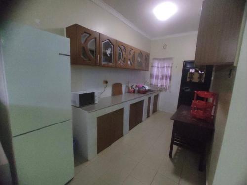 Nairagie Ngare的住宿－2 br own compound furnished hse，厨房配有白色冰箱和桌子