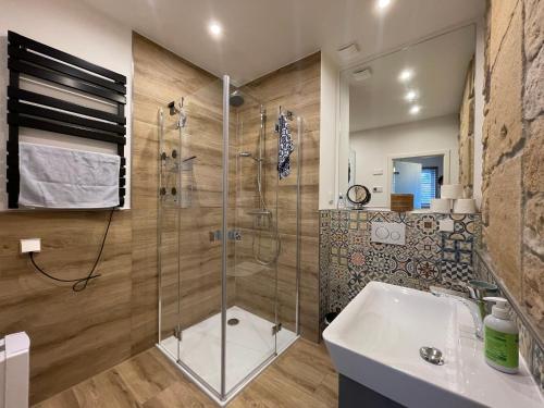 W łazience znajduje się szklana kabina prysznicowa i umywalka. w obiekcie Loblocher Weinkiste w mieście Neustadt an der Weinstraße