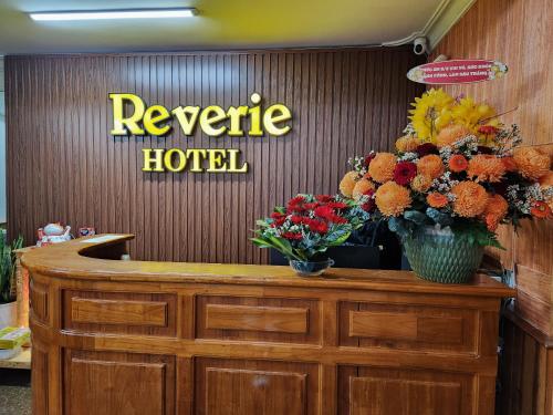 recepcja z kwiatami na dachu hotelu w obiekcie REVERIE HOTEL w mieście Da Lat