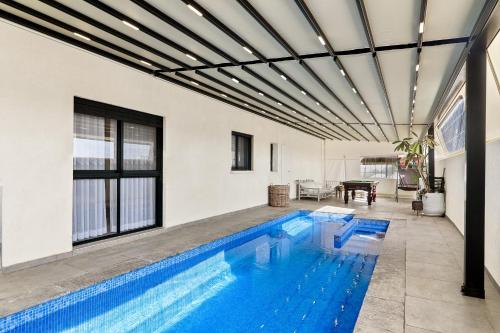 Kramim的住宿－פרפקט וילה כרמית，一座室内蓝色海水游泳池