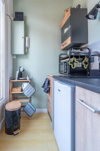 une cuisine avec un comptoir et un réfrigérateur dans l'établissement Le P'tit Georges, au Tréport