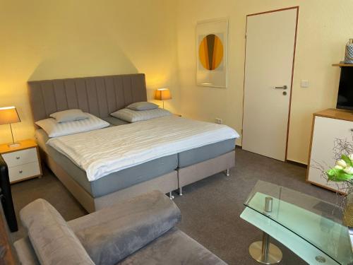 1 dormitorio con 1 cama y sala de estar en Ferienwohnung Brunnenhaus, en Bad Sassendorf