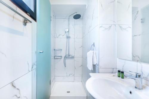 Un baño de Kamelia & Semeli Hotel