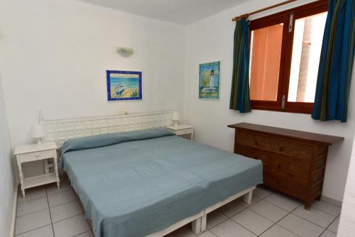 1 dormitorio con 1 cama, vestidor y ventana en Copacabana 27, en Es Pujols