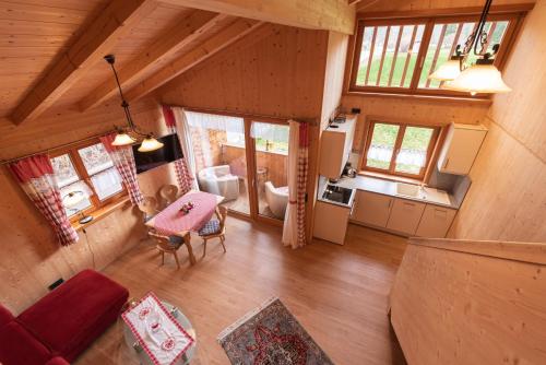 an overhead view of a living room and kitchen in a cabin at Ferienwohnungen Weiler in Oberstdorf