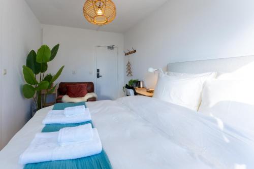 Postel nebo postele na pokoji v ubytování Geulzicht Hotel