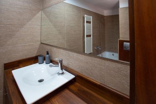 uma casa de banho com um lavatório e um espelho em L'Adó em Ripoll