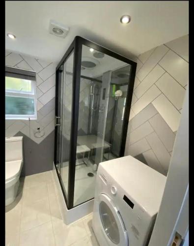 a bathroom with a shower and a toilet and a sink at Man Studio - StereoShower FreeParking 5min-Metro in Manchester