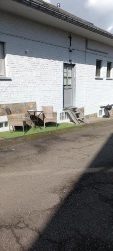 two benches sitting in front of a building at Wenceslas Cobergher II Appartementen 2 of 4 in Boutersem