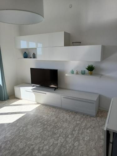 A television and/or entertainment centre at MARE CALMO appartamento con parcheggio