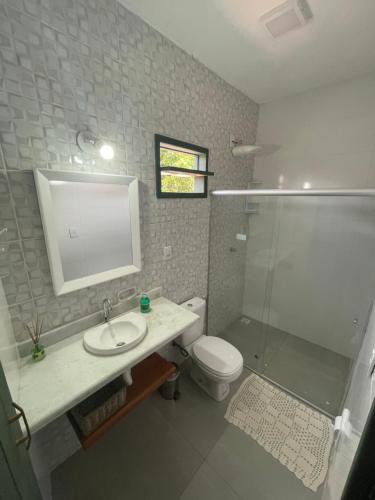 y baño con aseo, lavabo y ducha. en Casa Pau Brasil, en Prado