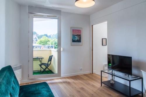Televízia a/alebo spoločenská miestnosť v ubytovaní Appartement Élégant à 2 Pas de la Mer