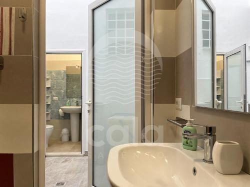 Et badeværelse på Le Volte - Santa Maria al Bagno By Cala Salento