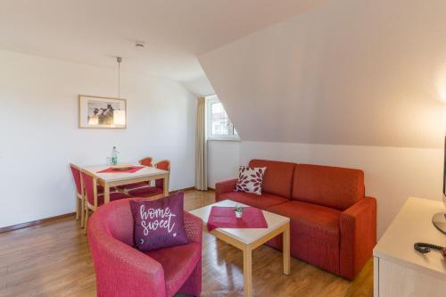 ein Wohnzimmer mit einem Sofa und einem Tisch in der Unterkunft 2 Ferienwohnung Ostseeperle Komfort in Zingst