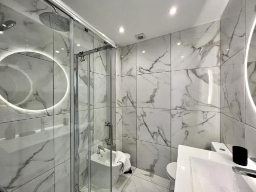 a bathroom with a shower and a sink at Faro Deluxe by Homing in Faro