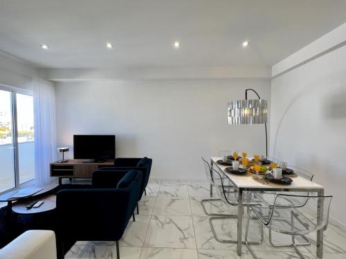a living room with a table and some chairs at Faro Deluxe by Homing in Faro