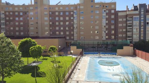 マドリードにあるMadrid Las Tablas apartmentsの高層ビルが建ち並ぶ都市の空きスイミングプール