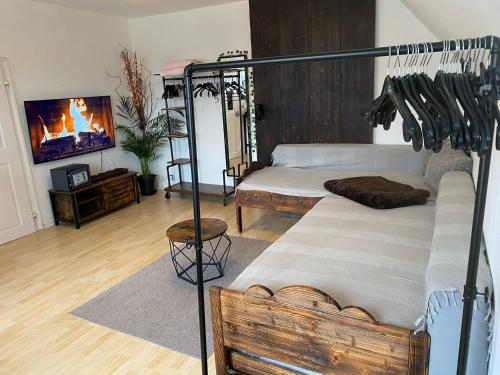1 dormitorio con 2 literas y TV en Room in Apartment - Schlafen Wie Prinzessinnen In Kemptens Schlosschen, en Kempten