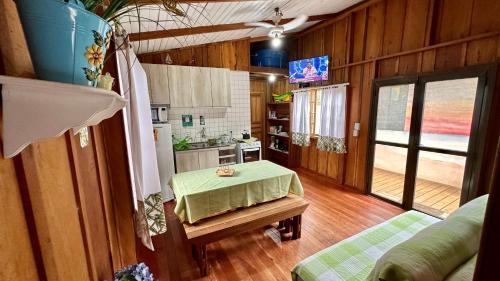 TV/trung tâm giải trí tại Casinha na Ilha do Mel - Pr