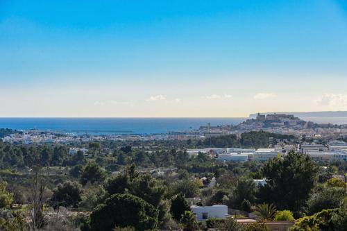 Elle offre une vue sur la ville et l'océan. dans l'établissement Villa Romero Renovated, à Sant Rafael