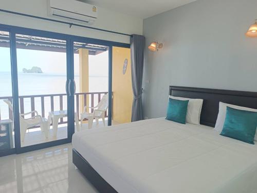 a bedroom with a bed with a view of the ocean at Ma Lay Resort in Ban Pheng Krong