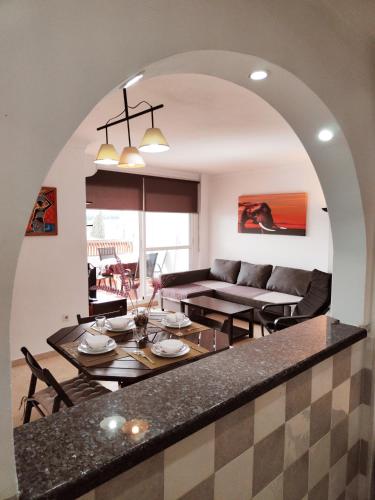 2BDR Sunny apartment with pool and private parking in Benalmádena