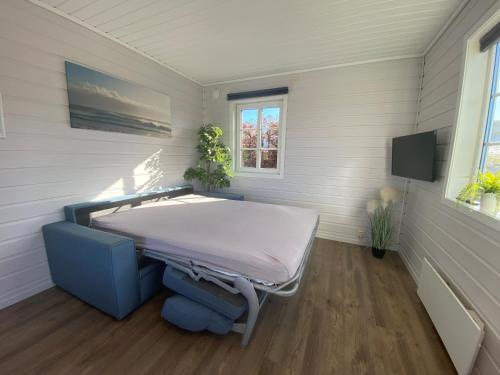 Llit o llits en una habitació de Haraldshaugen Camping