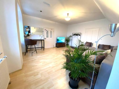 ein Wohnzimmer mit einem Sofa und einem Tisch in der Unterkunft Room in Apartment - Allgauer Festwoche 150m Entfernt in Kempten