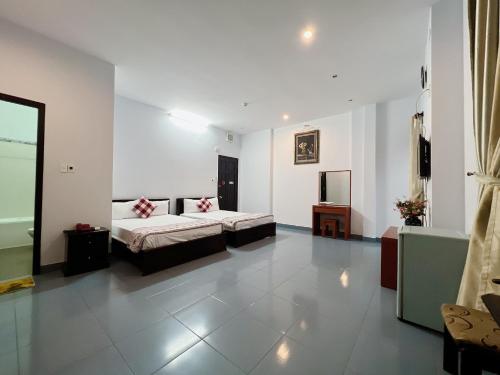 1 dormitorio con 1 cama y 1 sofá en una habitación en Nam A Hotel - Central City, en Da Nang