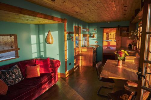 een woonkamer met een bank en een tafel bij Nature's Spectacular in Chew Stoke