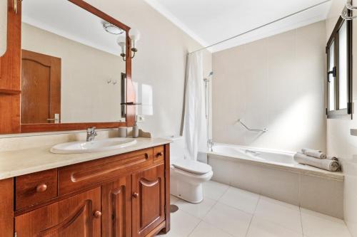 y baño con lavabo, aseo y bañera. en Home2Book Charming Seashell Apartment Beachview en Playa Honda