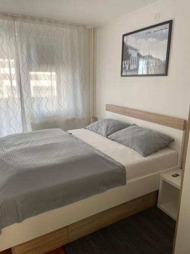 A bed or beds in a room at Apartman Danica
