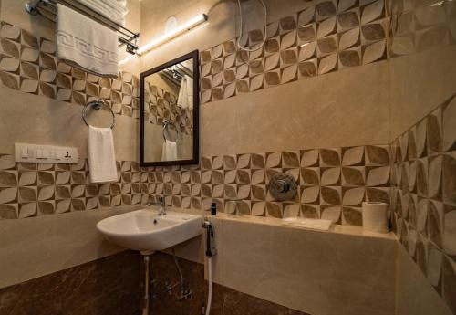 y baño con lavabo y espejo. en One Earth Wonder Cliff, Udaipur, en Udaipur