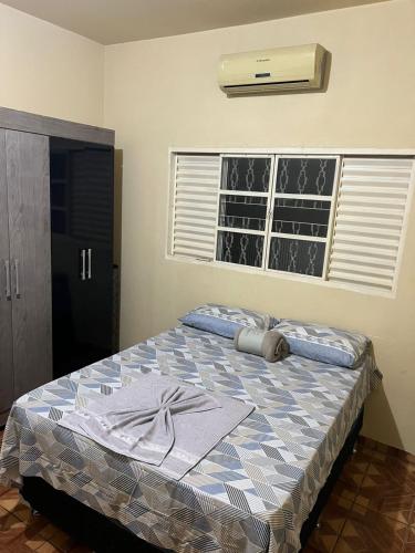 - une chambre avec un lit et la climatisation dans l'établissement Apart. Inteiro Perto do Centro/Acad. Tiradentes, à Cuiabá