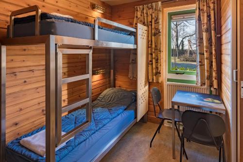 Двухъярусная кровать или двухъярусные кровати в номере Stayokay Hostel Gorssel - Deventer
