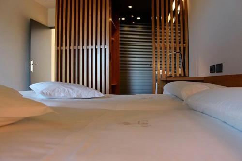A bed or beds in a room at Hotel Raíz