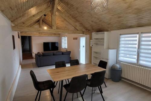 een woonkamer met een houten tafel en stoelen bij la maison de l'abeille de Percey in Percey-le-Pautel