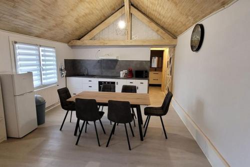 een keuken met een tafel en stoelen in een kamer bij la maison de l'abeille de Percey in Percey-le-Pautel