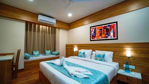 Una habitación de hotel con una cama con toallas. en One Earth Wonder Cliff, Udaipur, en Udaipur