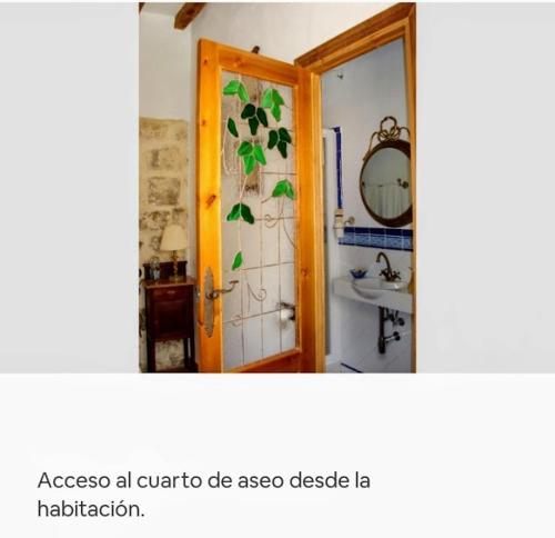 a bathroom with a mirror and a sink at Habitación en casa con encanto, Úbeda in Úbeda
