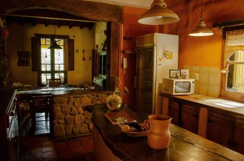 eine Küche mit einem Tisch und einem Kühlschrank in der Unterkunft Rincon del Valle in San Salvador de Jujuy